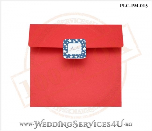 Plic Patrat pentru invitatie de Botez Colorat Personalizat realizat din carton rosu mat cu Monograma Aplicata. PLC-PM-015-1